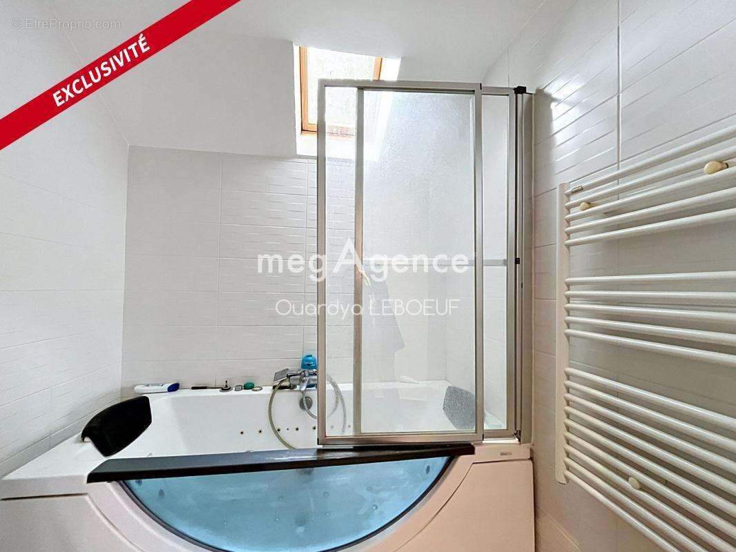 Maison en pierre rénovée, 3 chambres, garage et cour privative - photo 8
