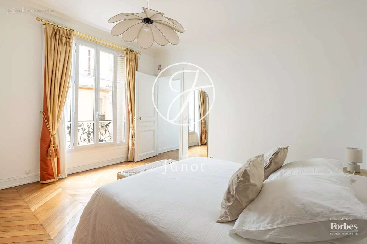 Appartement à PARIS-7E