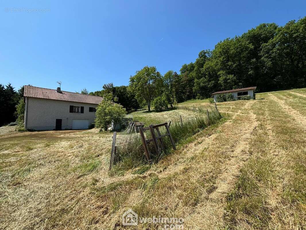 Sans vis-à-vis et peu d&#039;habitations voisines, - Maison à VAUX-SUR-VIENNE
