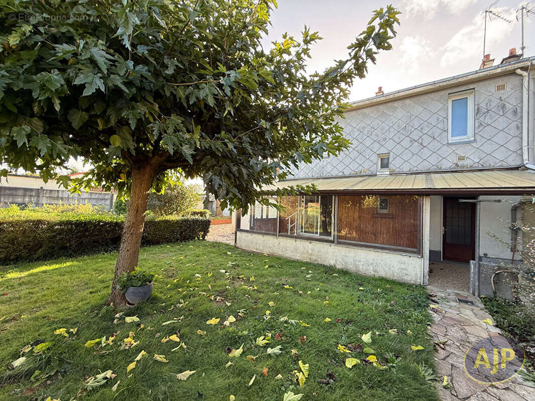 Maison à SAINT-MACAIRE-EN-MAUGES