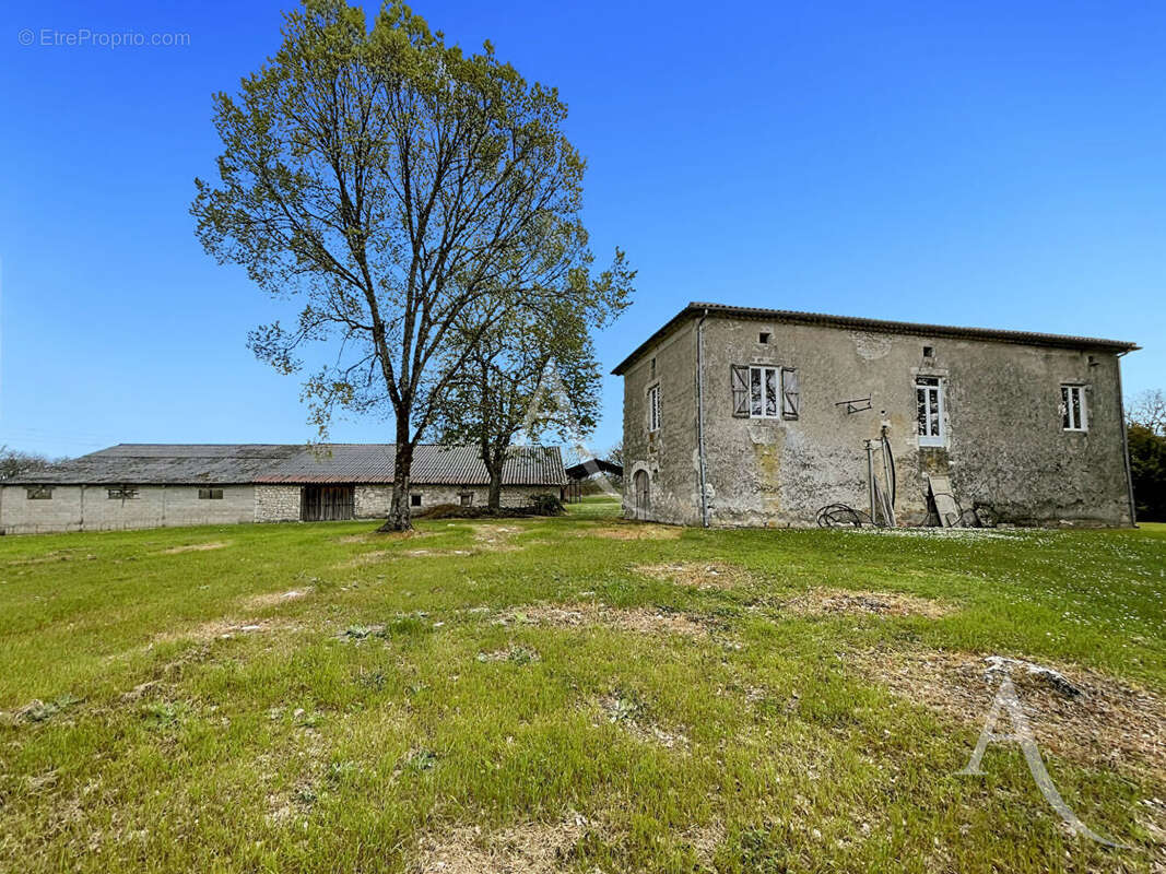 Maison à SAINT-BEAUZEIL