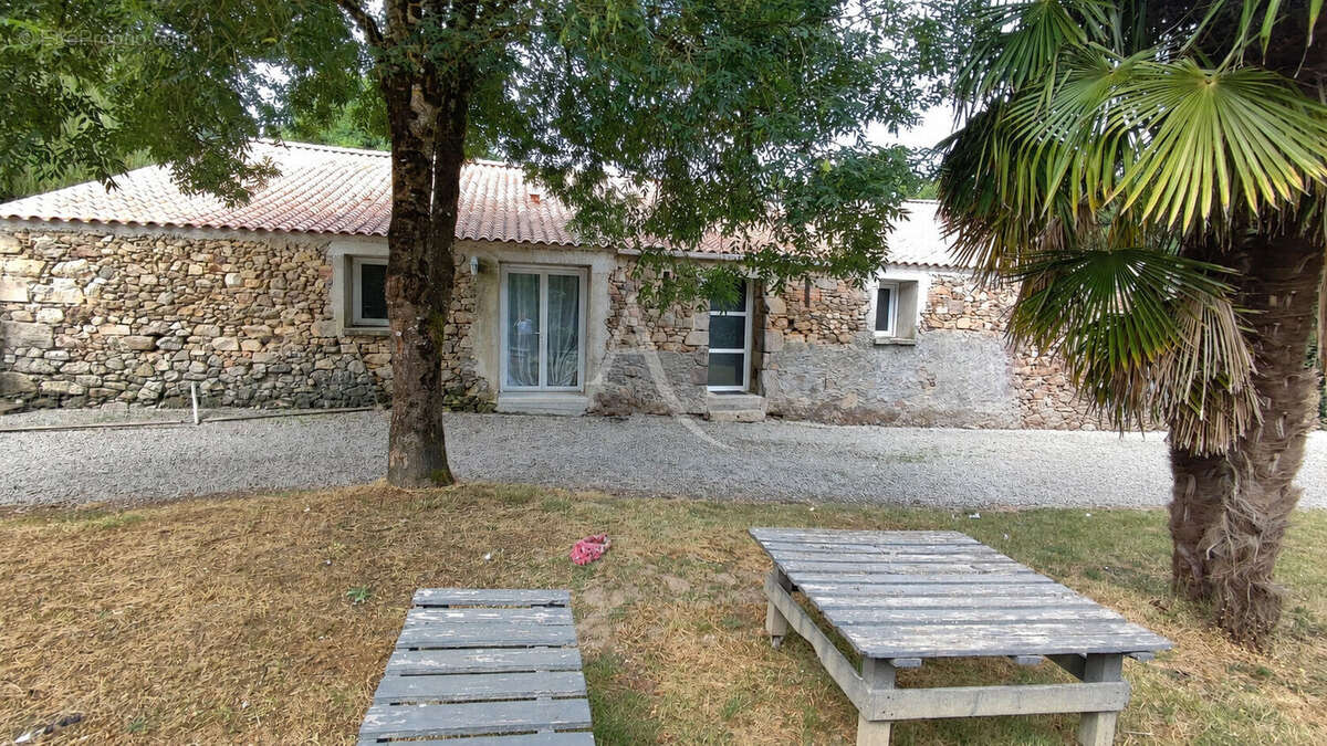 À quelques minutes d'Aizenay  Magnifique grange en pierre rénovée sur plus de 2 970 m² de terrain - photo 15