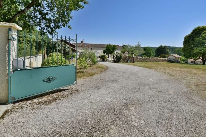 Maison de caractère rénovée dans les Hautes-Pyrénées (65) – Vue imprenable sur les Pyrénées, terrain de 1,7 ha - photo 11