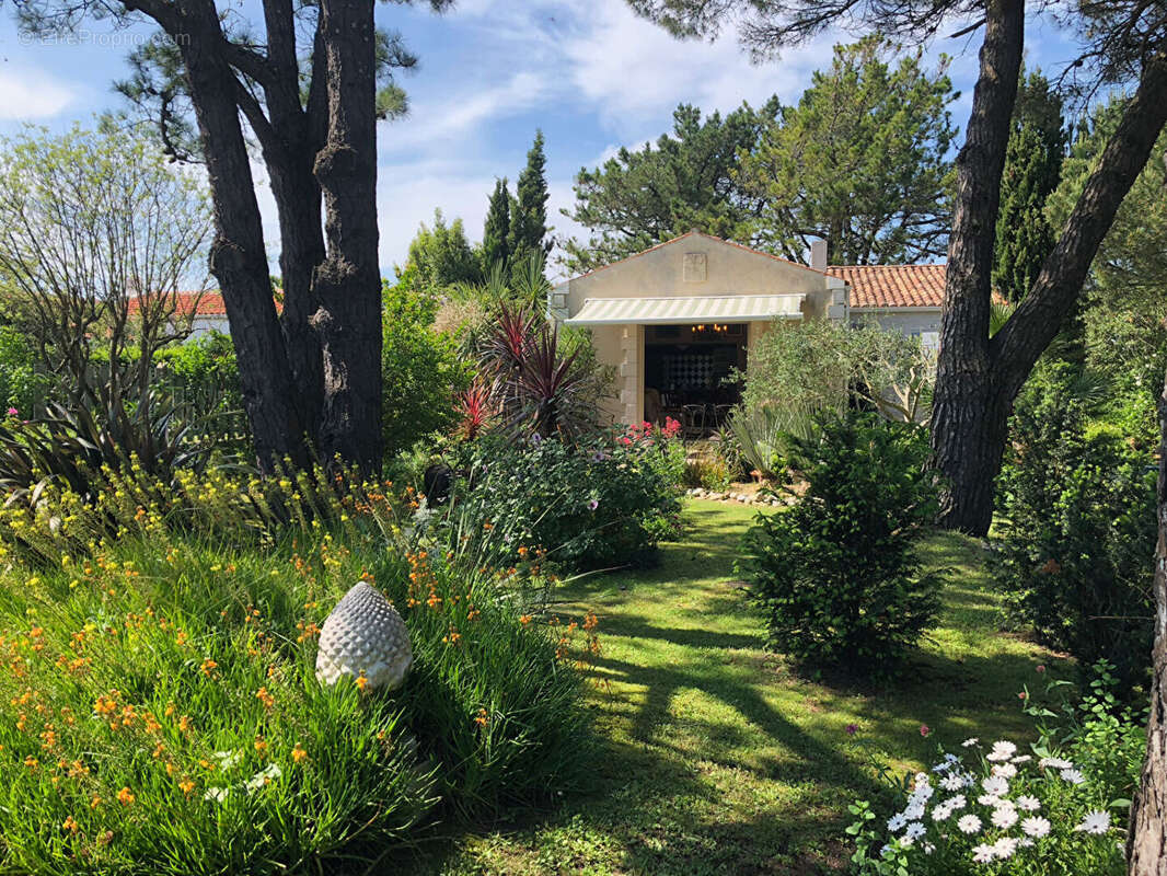 À l'abri des regards, maison chaleureuse où confort, intimité et douceur de vivre se rencontrent. - photo 2
