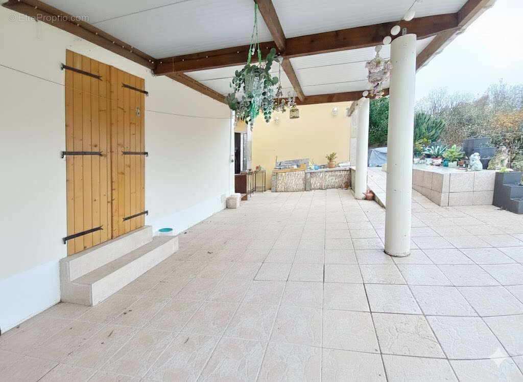 Maison à LA ROCHE-CHALAIS