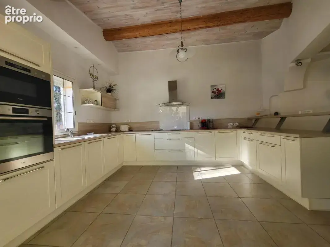 Maison de plain-pied, grande pièce de vie, 2 chambre, véranda, piscine 1600 m² de terrain - photo 4