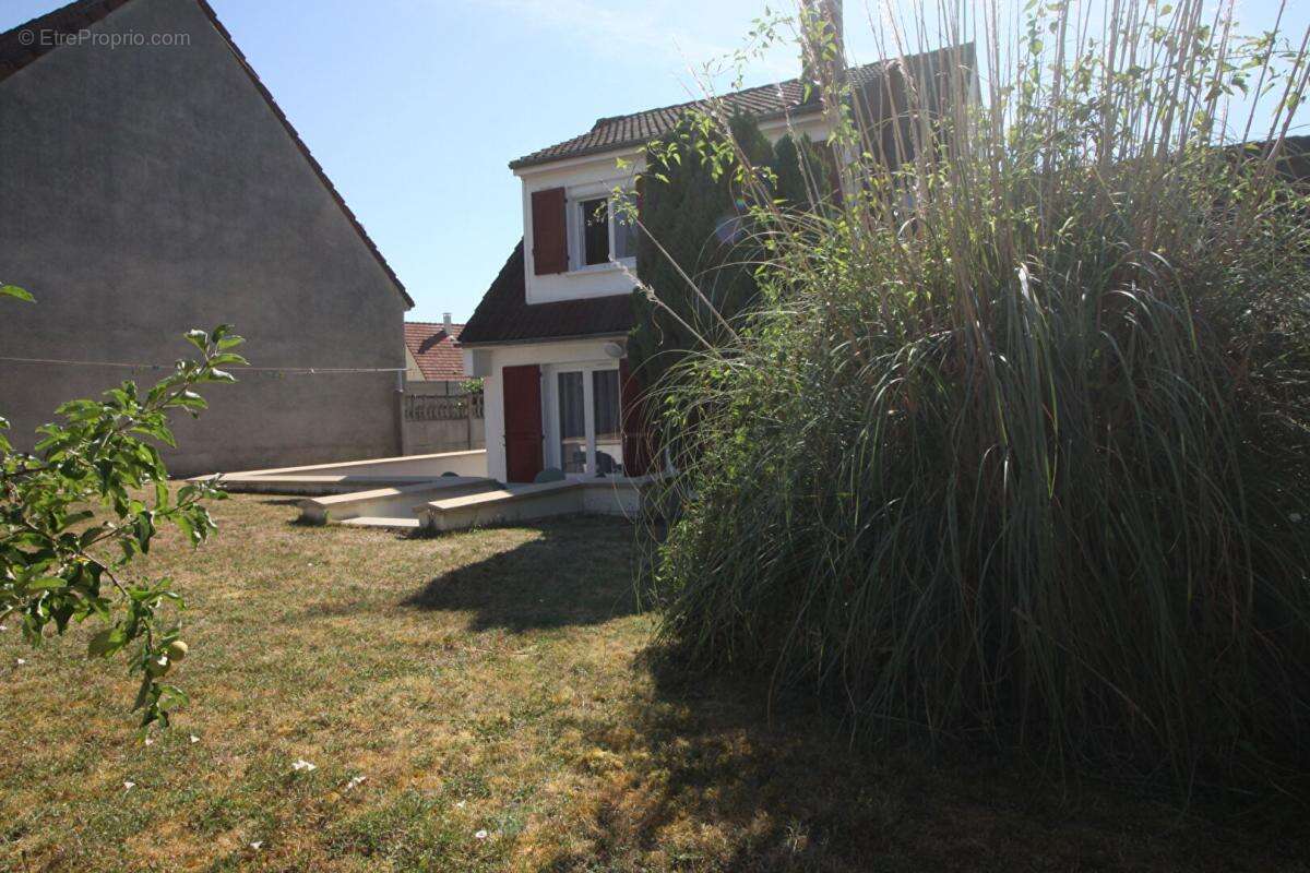 Maison à GUIGNICOURT