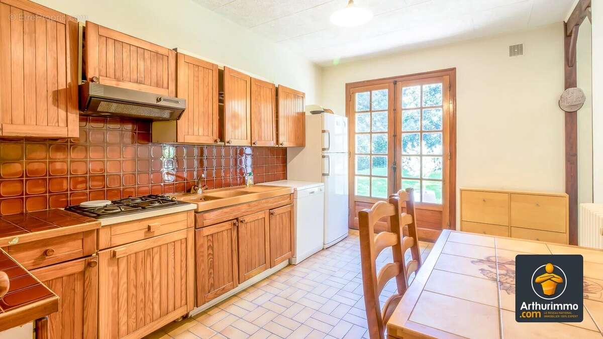 Propriété familiale de 170 m² sur terrain arboré de 3 000 m² avec piscine – Saint-Genis-Laval - photo 8