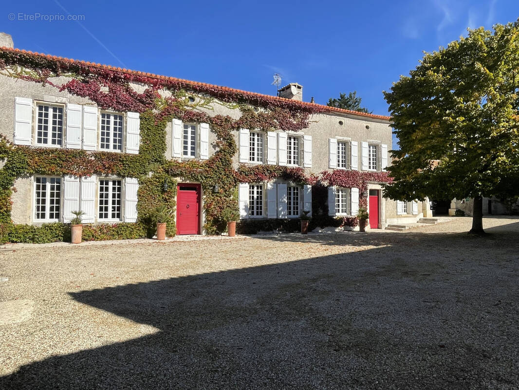 Maison à ROULLET-SAINT-ESTEPHE