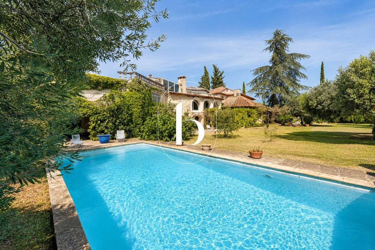 UZÈS  Propriété de caractère aux volumes spectaculaires, jardin paysager et piscine - photo 37