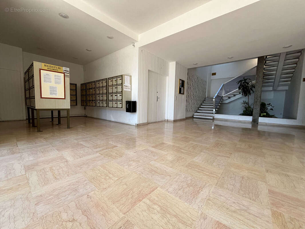 Appartement à SAINT-LAURENT-DU-VAR