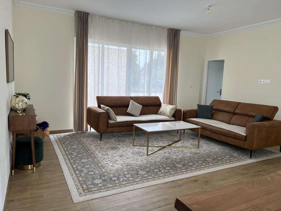 Maison 130 m² à Saint-Jean-De-La-Ruelle  - photo 3