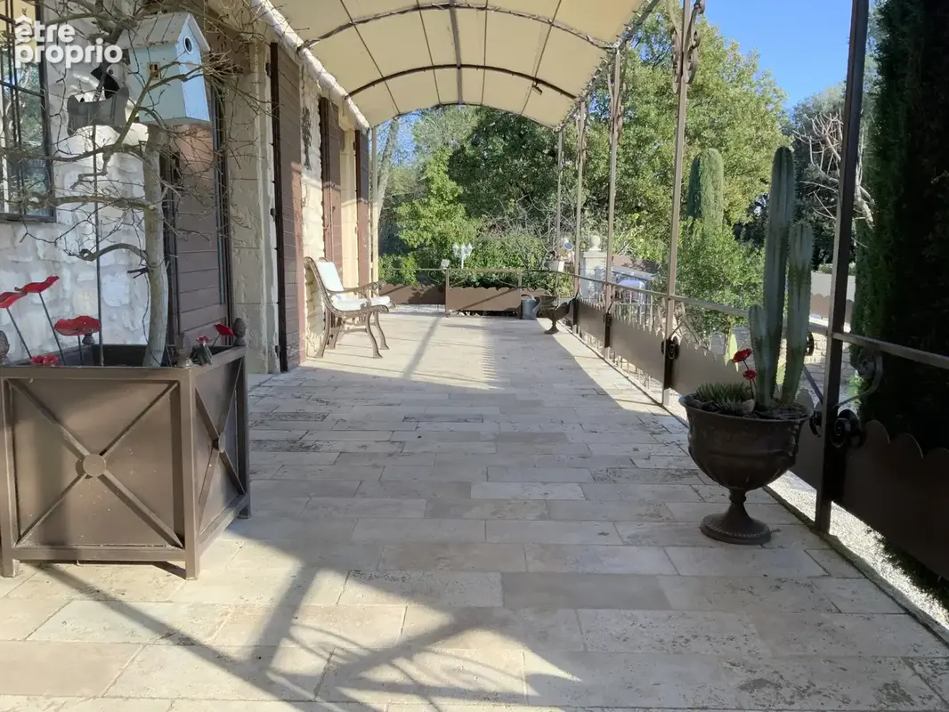 Charmante villa de plain pied sur un beau terrain arboré avec piscine. - photo 5