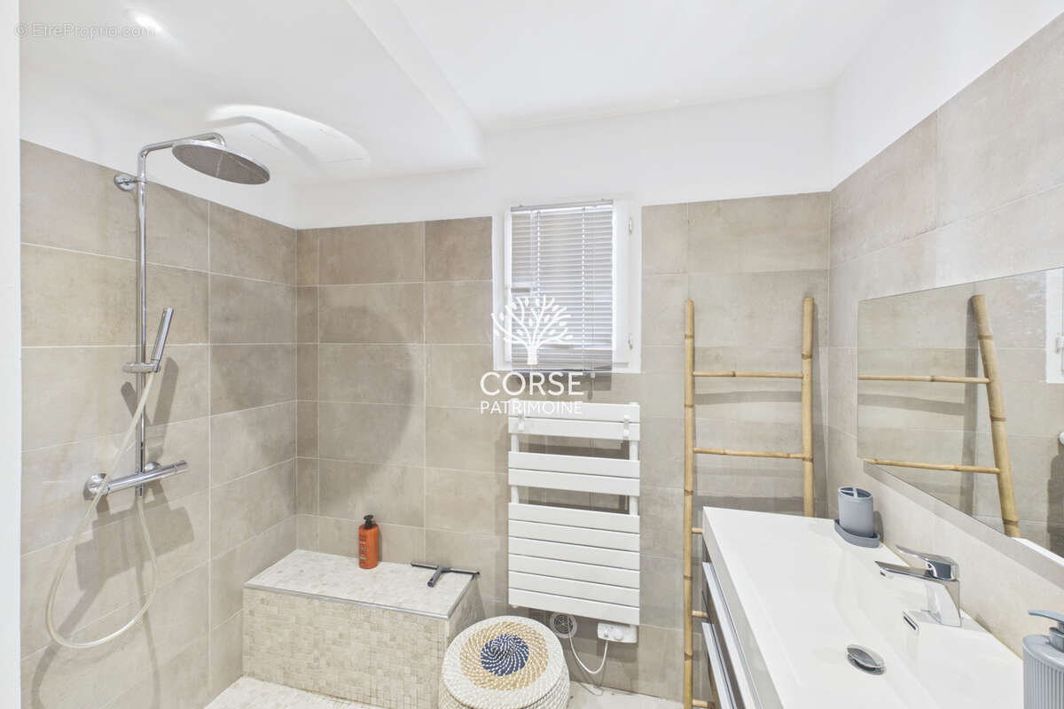 Maison avec appartement indépendant sur terrain piscinable et constructible - photo 27
