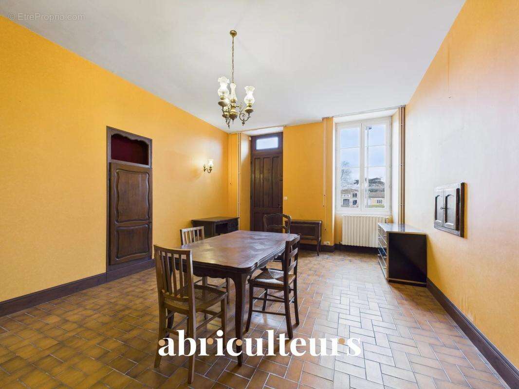 Maison de Maître au coeur du centre ville en vente à Jarnac (16200) - photo 8