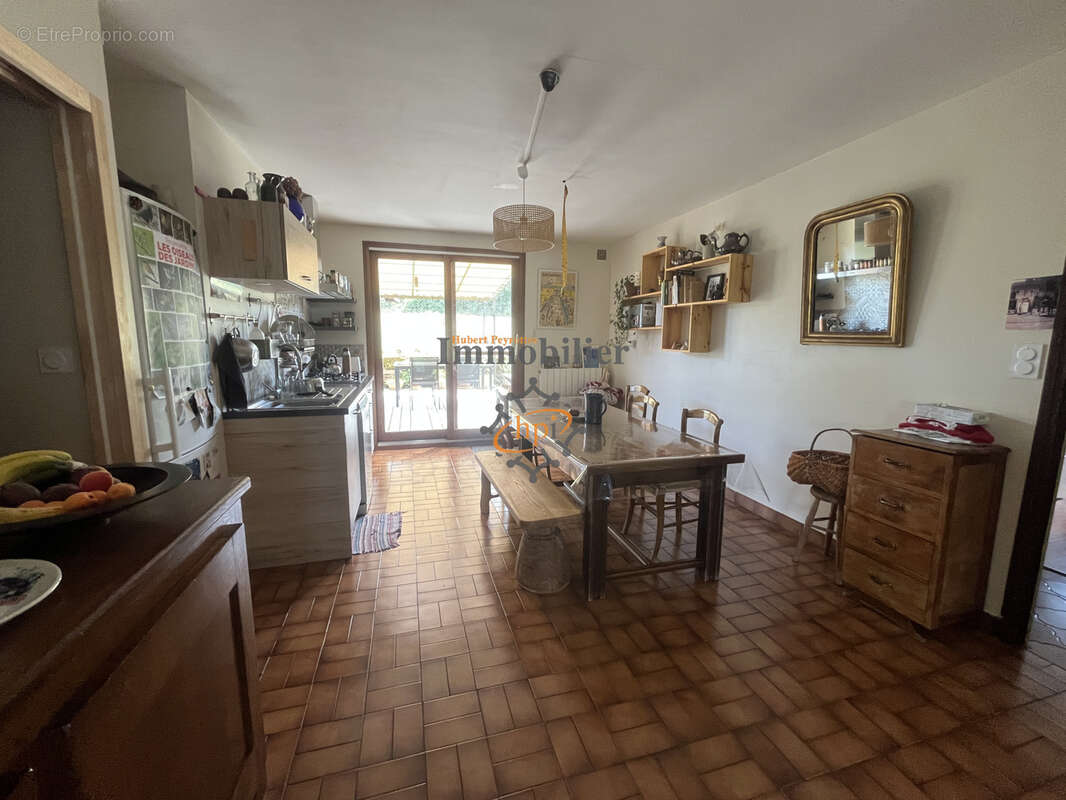 Maison individuelle avec garage, dépendances et terrain attenant. - photo 4