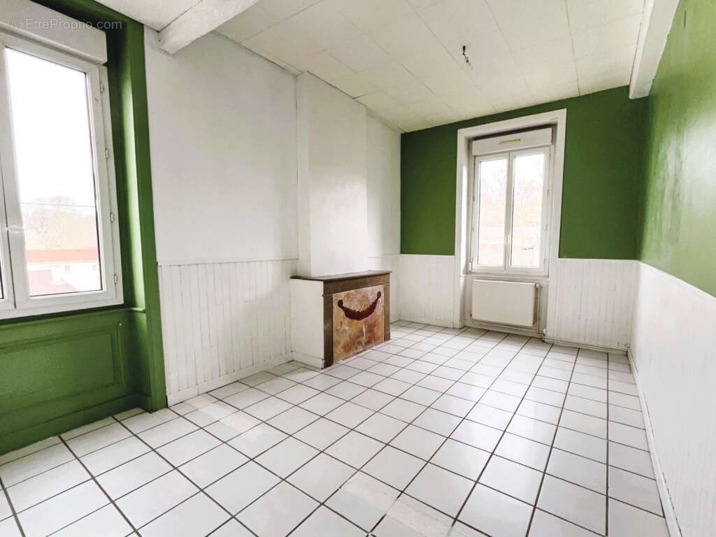 01640 Jujurieux   Appartement T4 de 88 m2 avec garage privatif électrifié, stationnement et espace vert - photo 6
