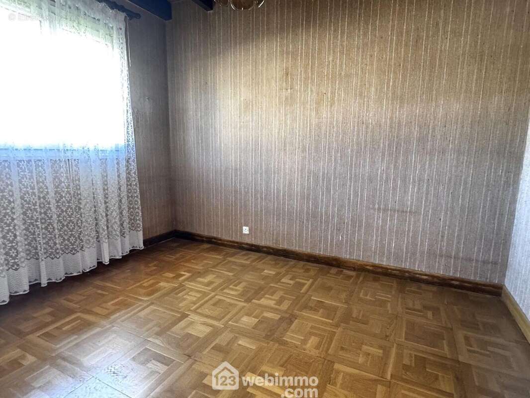 Voici la chambre du rez-de-chaussée - Maison à VILLABE