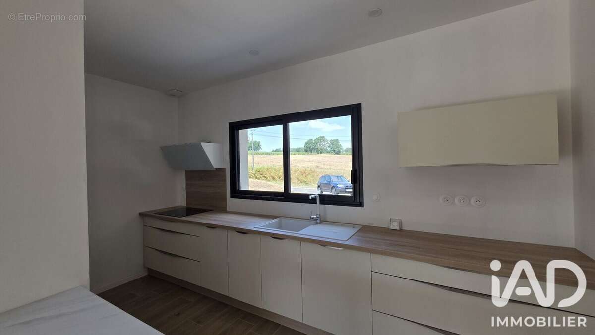 Maison 107 m² à Plassac  - photo 4