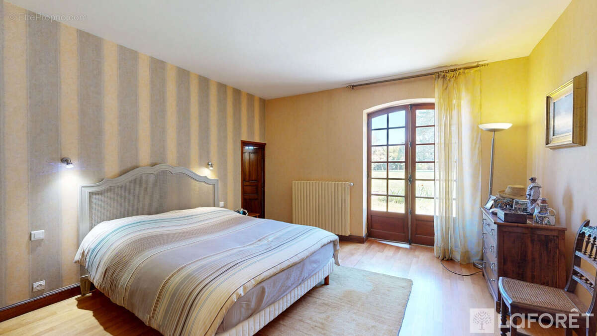 Ancienne cure du XVIIIe,  Propriété de caractère avec dépendances sur 1,7 ha - photo 6