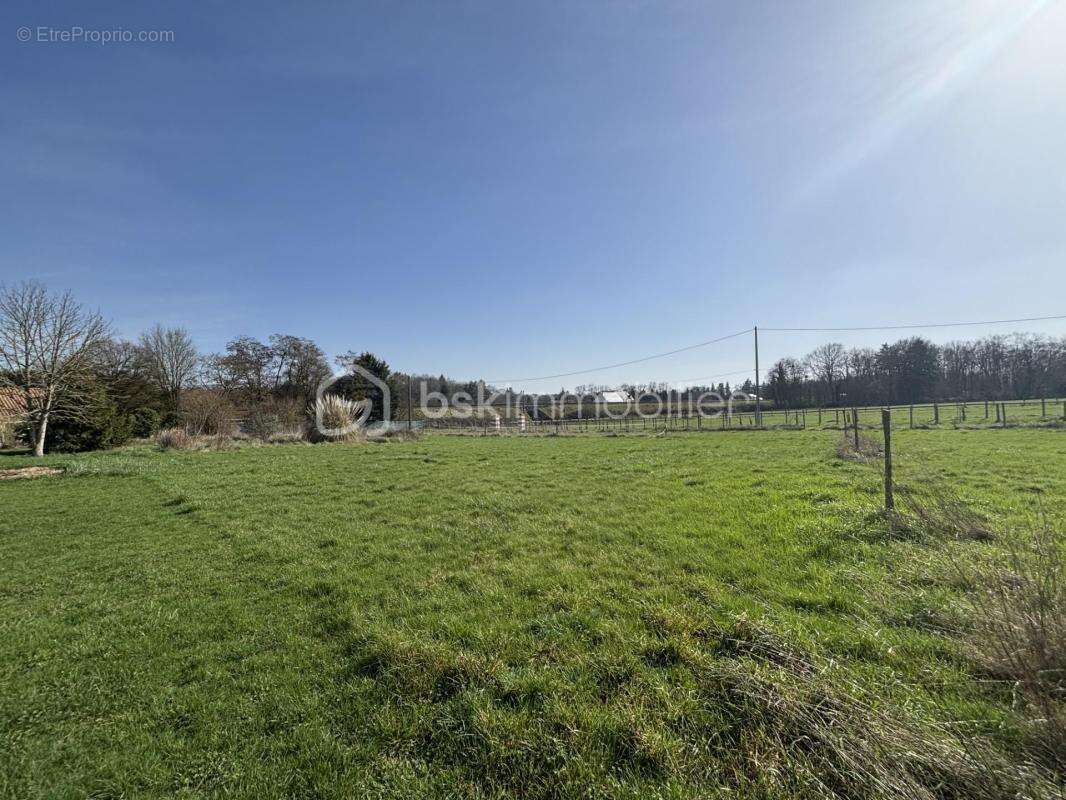 Terrain à SAINT-ANTOINE-DU-ROCHER