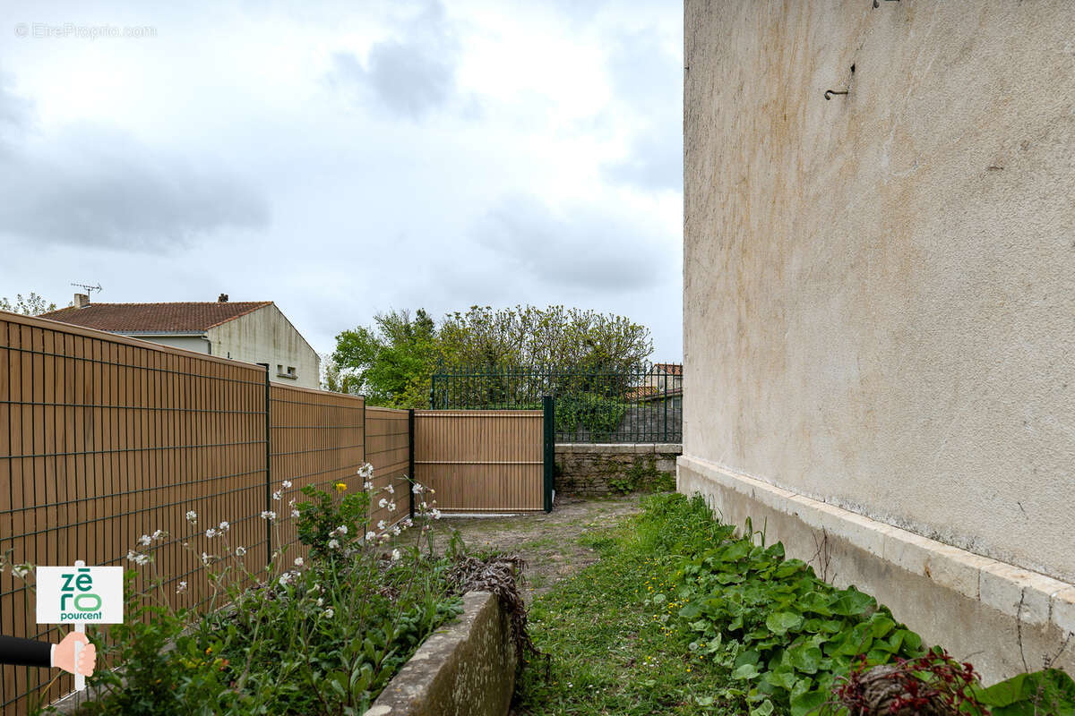 Maison à CHAMPAGNE-LES-MARAIS