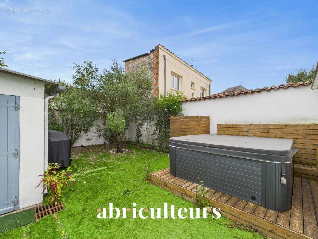 Maison de ville en vente à Cognac dans le quartier Saint-Martin (16100) - photo 2