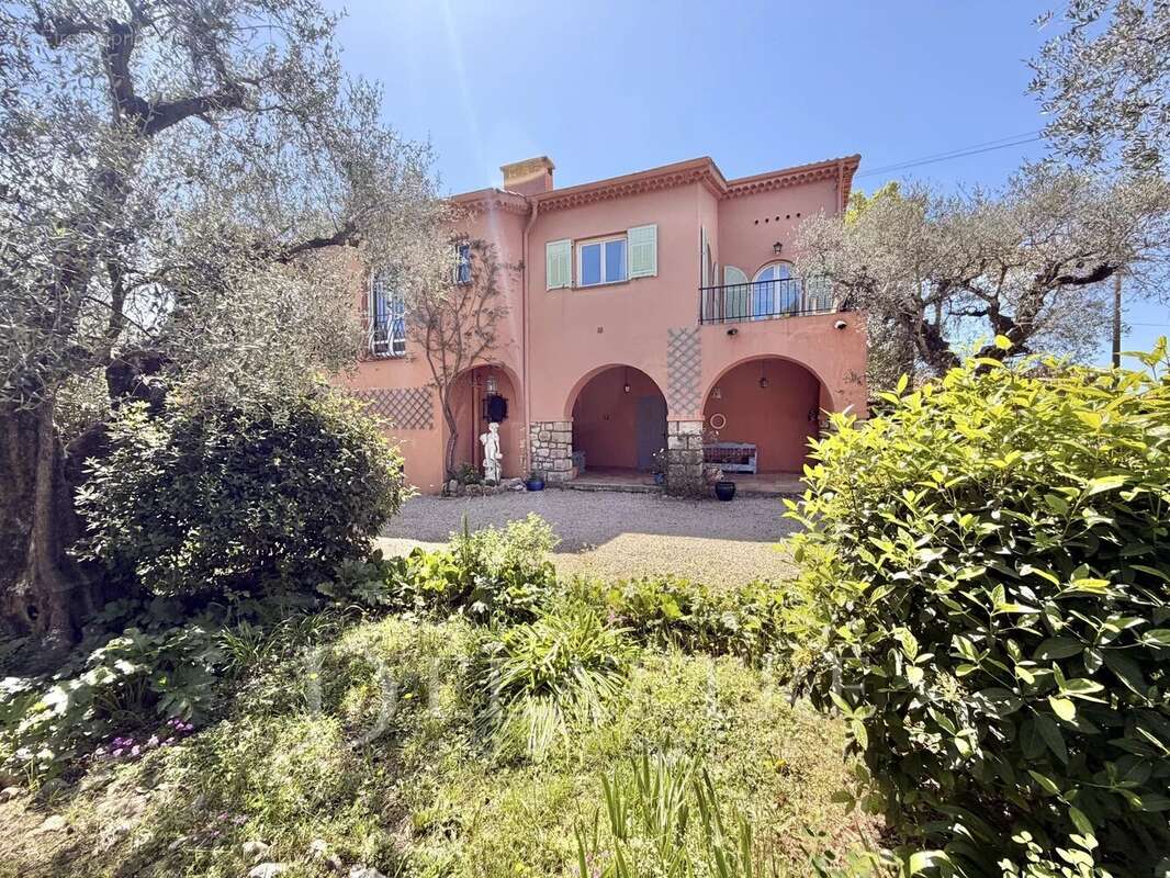 Maison à CHATEAUNEUF-GRASSE