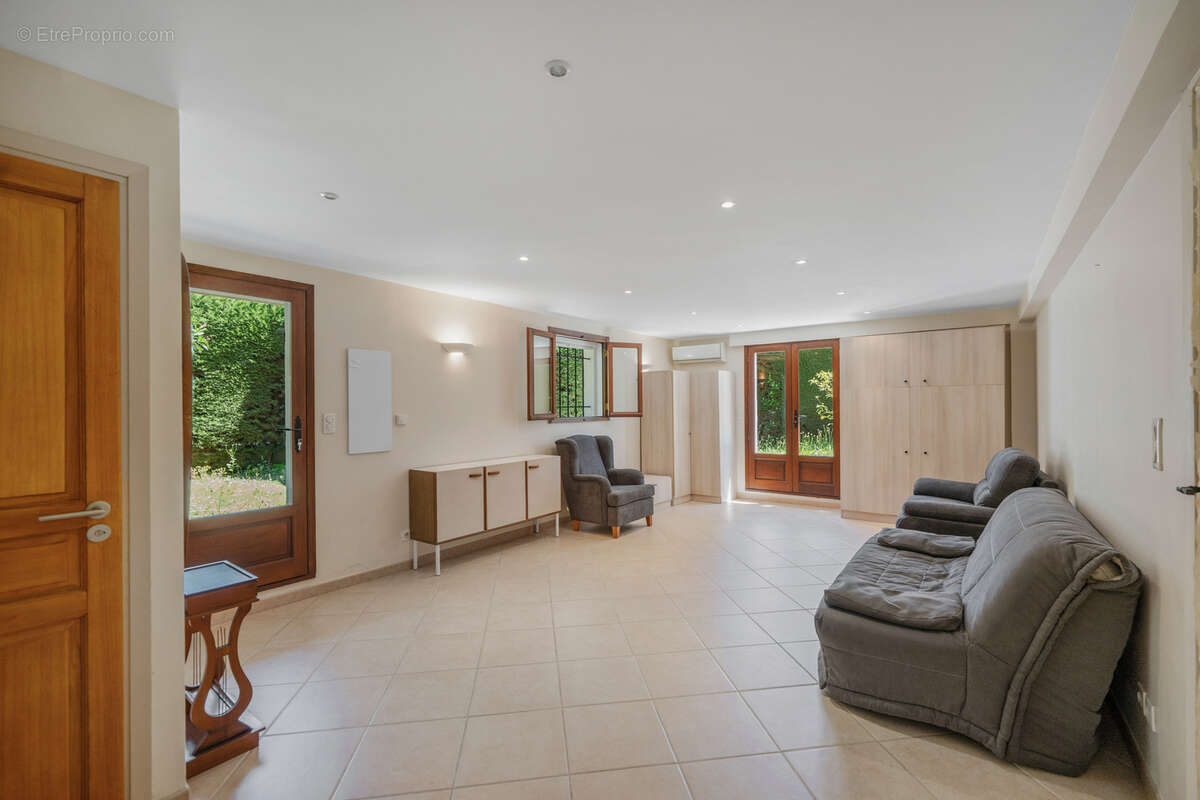 Rare à Mandelieu : maison 124 m2 avec studio, ascenseur et garage de 58 m2 - photo 9