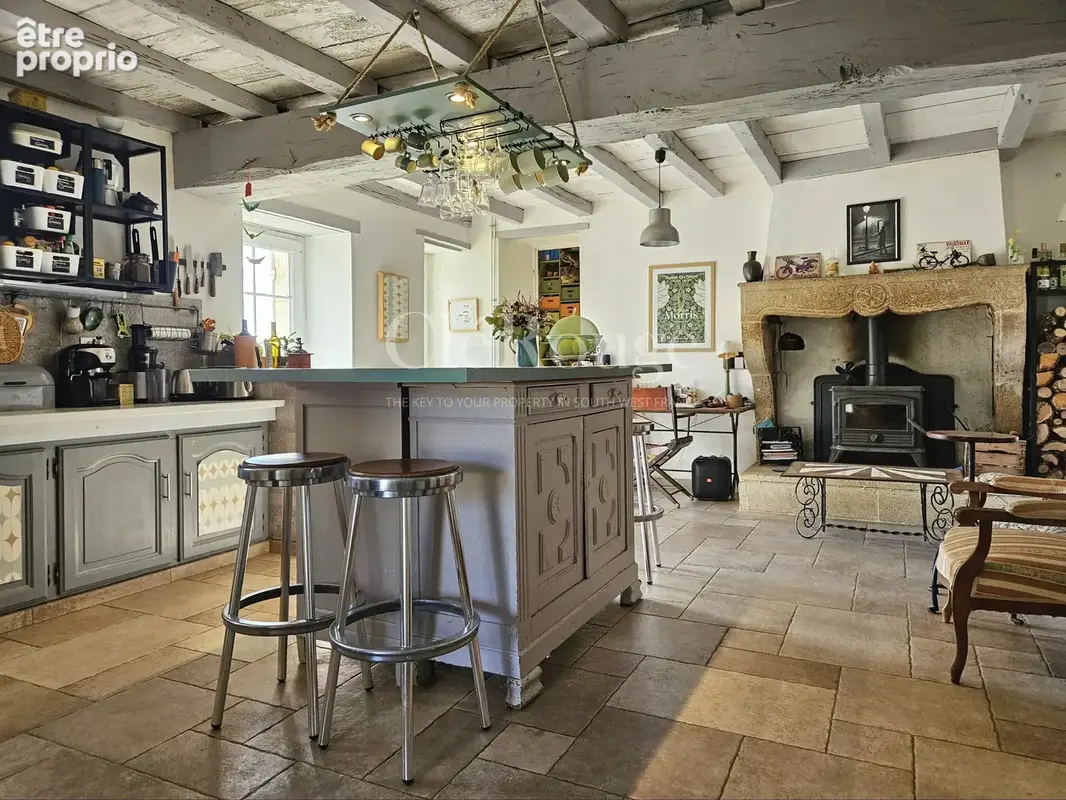 Entre Pellegrue et Gensac – Maison en pierre pleine de charme avec vue dégagée. piscine et potentiel locatif - photo 5