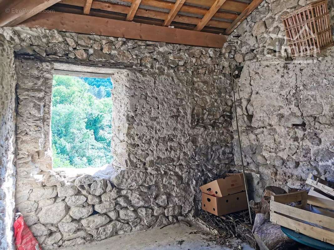 Mas sur 4hec avec rivière, jardin, piscine et dépendance à rénover - photo 19