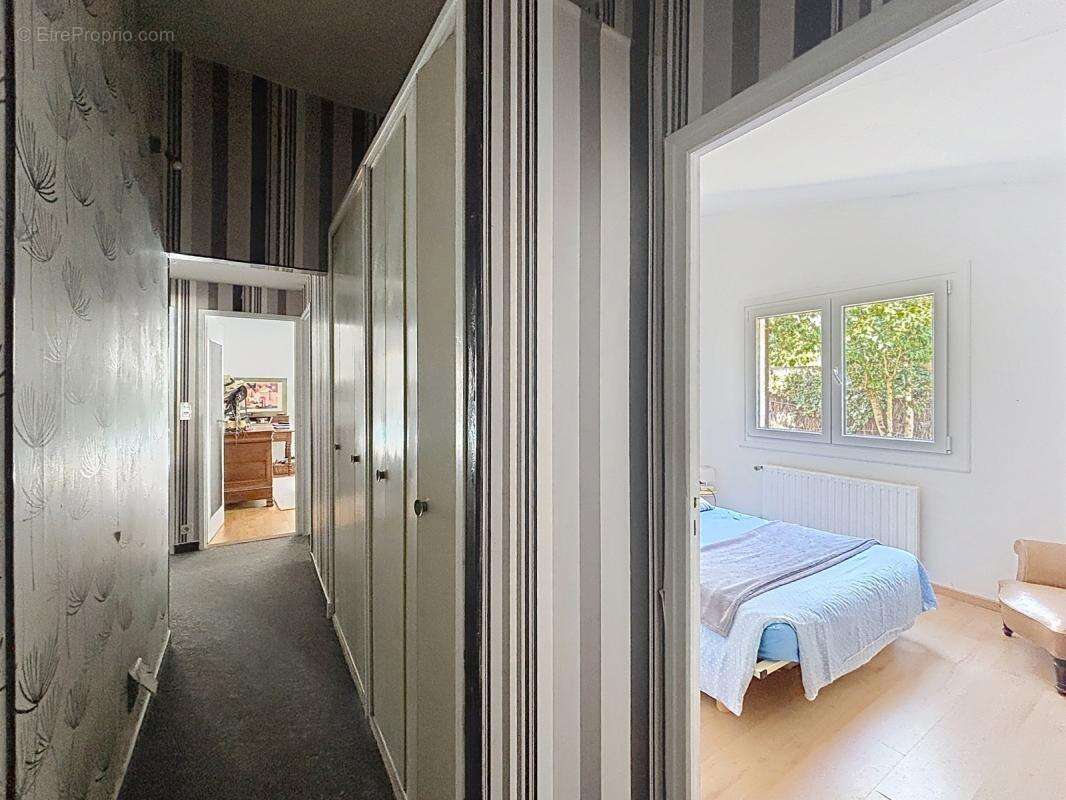 Quint-Fonsegrives Centre – Villa de plain-pied 180 m² • 5 chambres • Bureau • Piscine • Garage 45 m² • Terrain arboré de 900 m² - photo 10