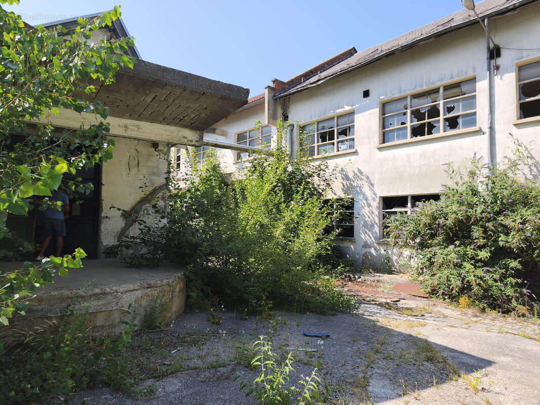 Ensemble immobilier 6 000 m2 à réhabiliter   Cœur de bourg, sortie A51 - photo 14