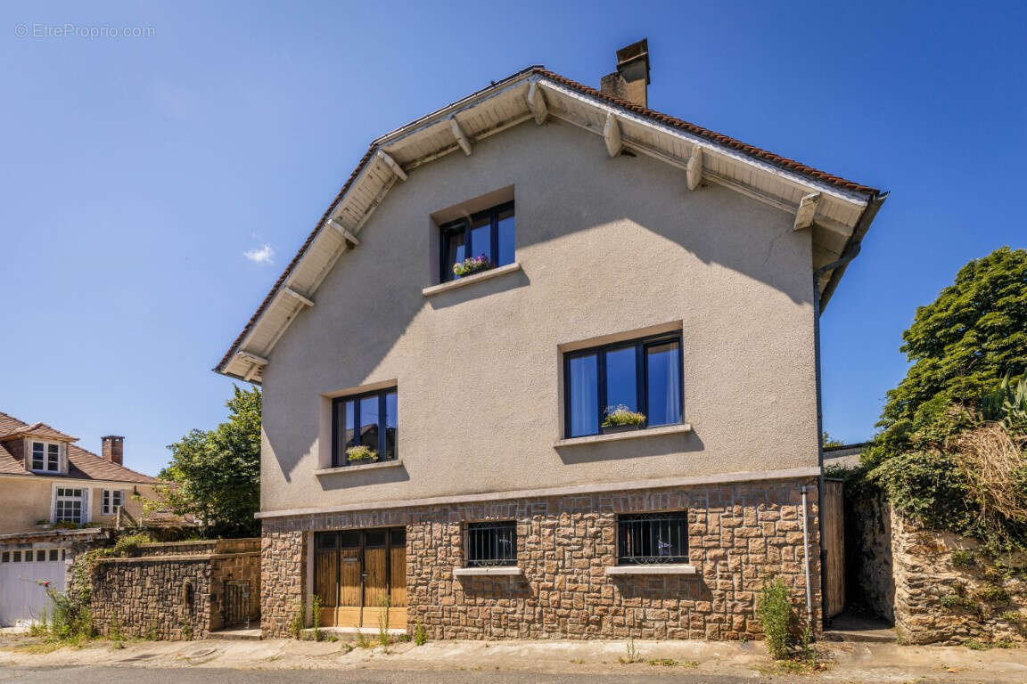 Maison à SEGUR-LE-CHATEAU