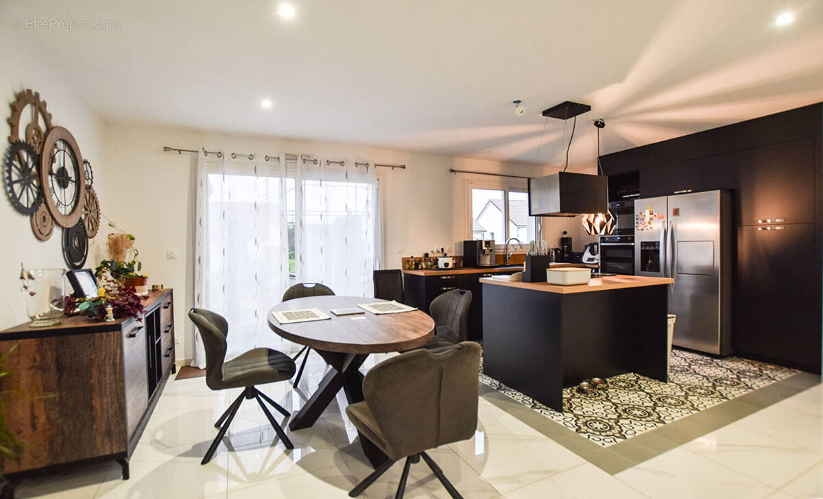 Maison à NEUVELLE-LES-CROMARY