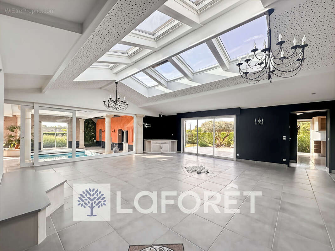 Villa d'architecte avec parc boisé, logement annexe et piscine intérieure en Charente-Maritime à 35 minutes de ROYAN (17200) et  - photo 4