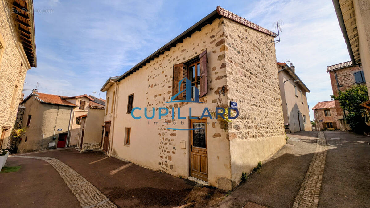 Villerest bourg, maison atypique en parfait état - photo 2