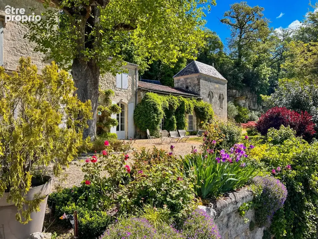 Château entièrement restauré sur 5 hectares de terrain (dont 2 hectares de bois et 3 sources d'eau) - photo 11