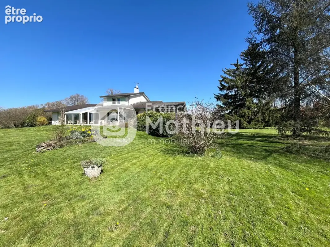 Chalamont : Jolie maison traditionnelle 350m2 hab + dépendances - piscine et terrain de 3 hectares - photo 2