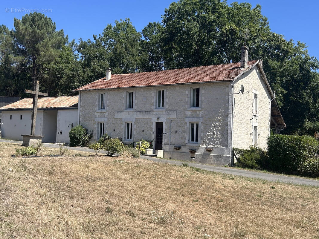 Maison à BAIGNES-SAINTE-RADEGONDE