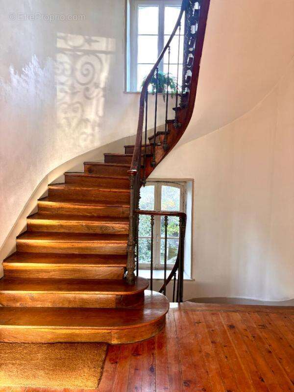 Magnifique Appartement de type Haussmannien 170 m2, cave, garage et parking en plein centre! - photo 11