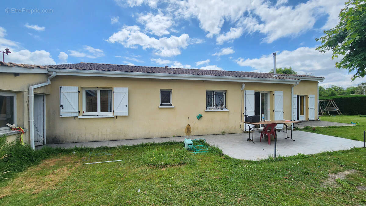 Maison à SAINT-YZAN-DE-SOUDIAC