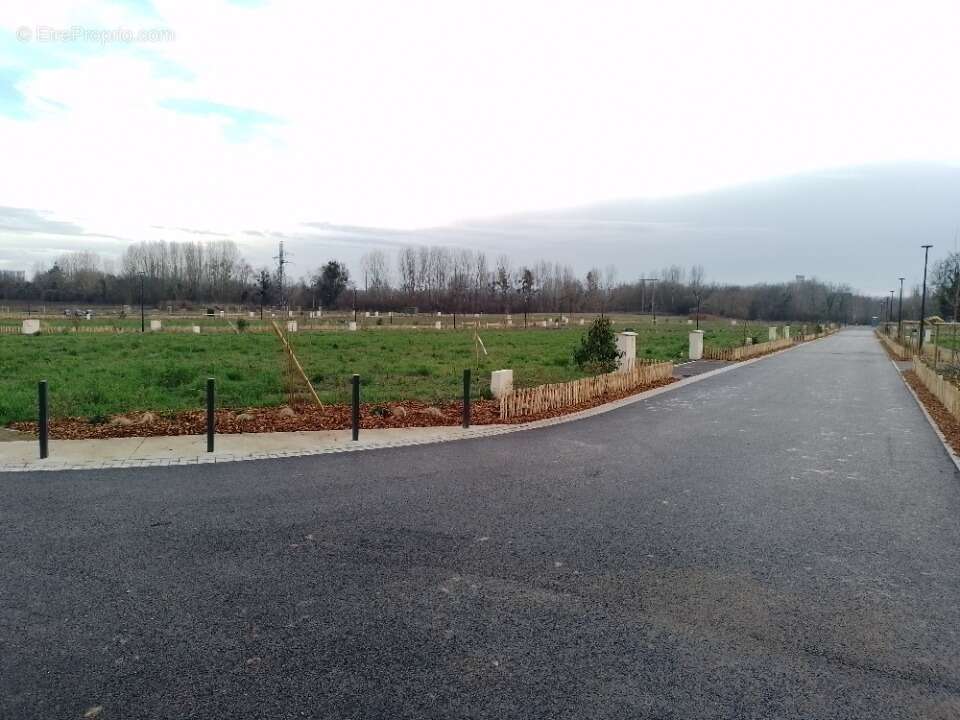 Terrain à CROUY