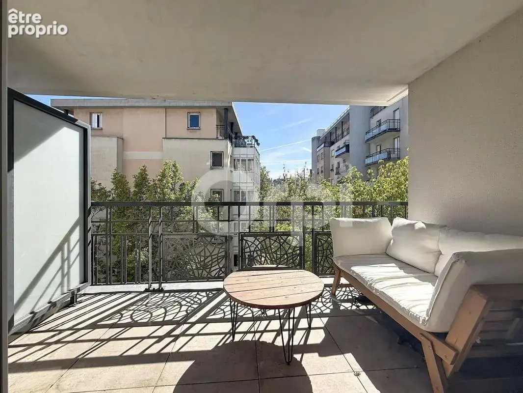Récent standing - belle pièce de vie sur balcon - Box - photo 3