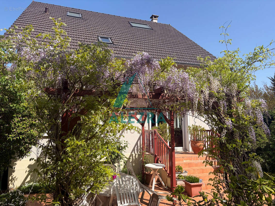 Maison à LE MESNIL-LE-ROI