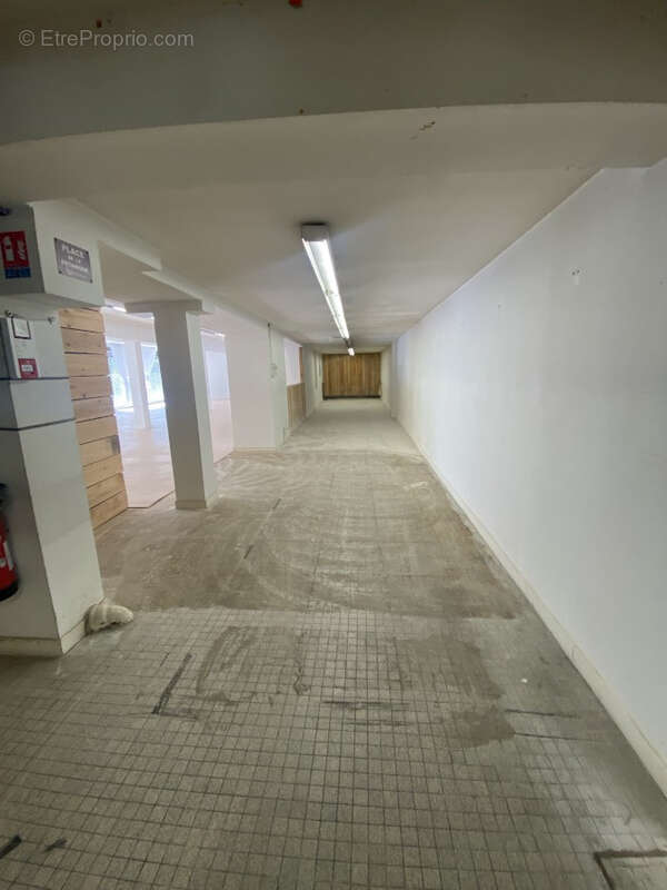 A Vendre -Local Commercial de 830 m2 avec sous-sol de 450 m2 en plein Centre-ville. - photo 6