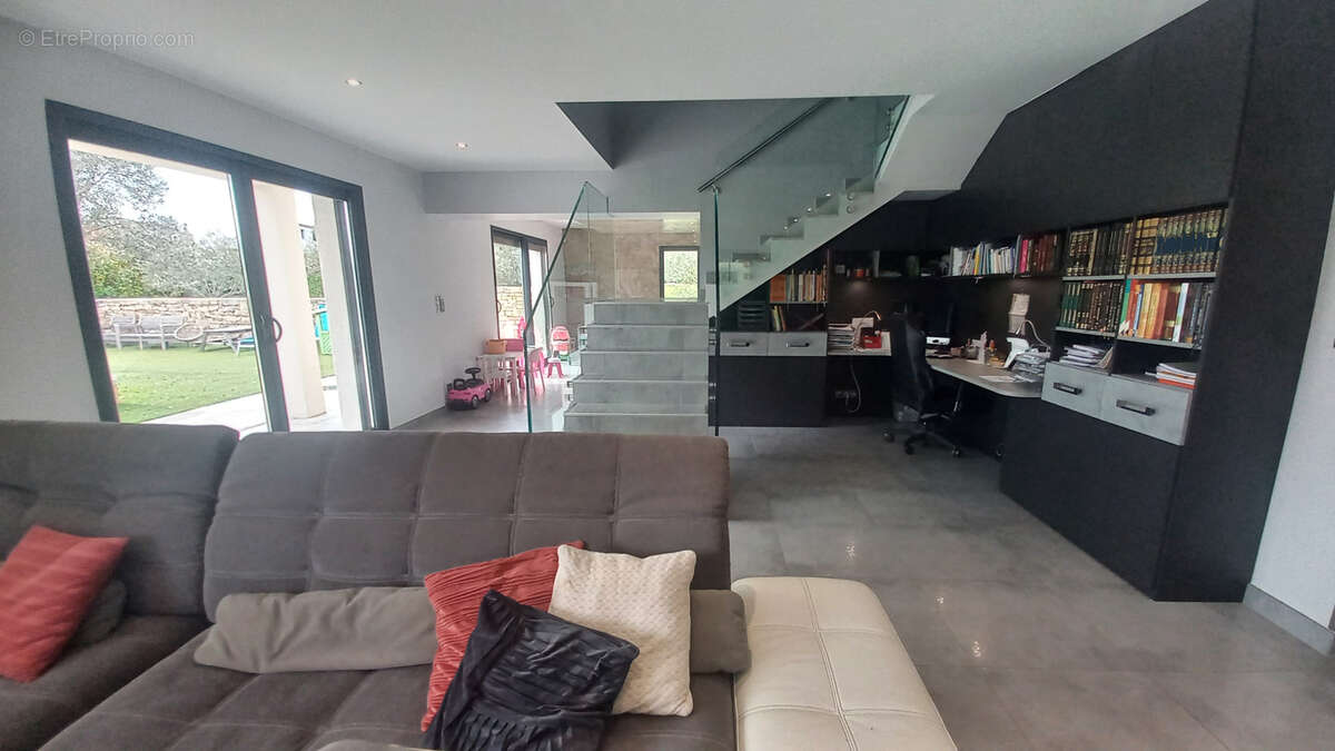 Maison à MEYREUIL