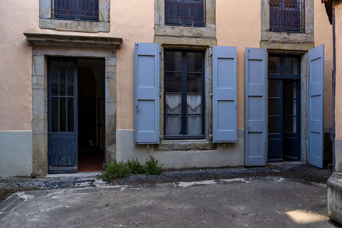 CARCASSONNE - PROCHE GAMBETTA  Superbe immeuble rénové avec cour (7 appart. 2 com.) sans copropriété - photo 8