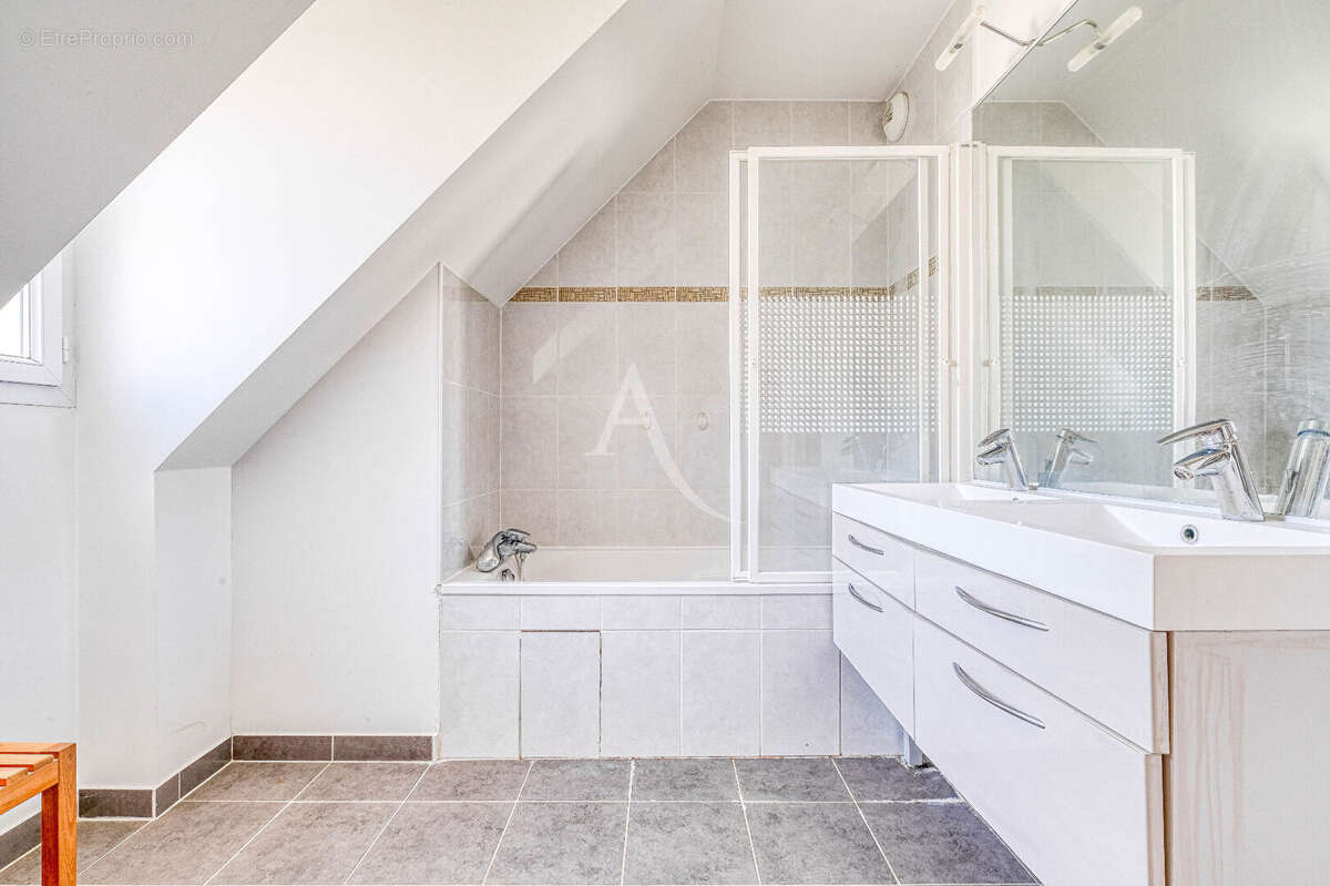 Bailly-Romainvilliers :  Maison familiale de 160 m², terrain 887 m², vue lac - photo 16