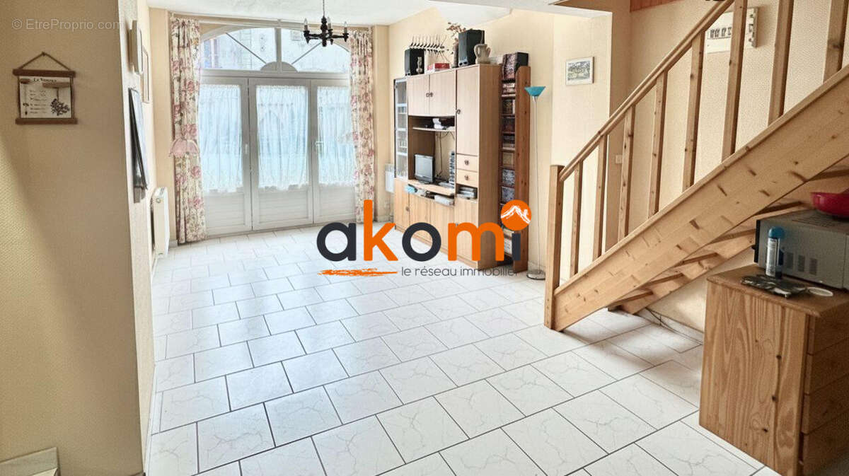 Maison à LA CHAPELLE-DEVANT-BRUYERES